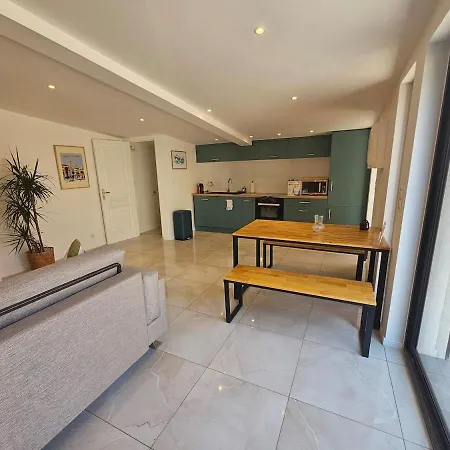 Apartment Independent 2-room Six Fours *